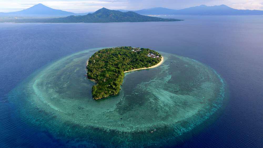 Keindahan Pulau Nain dengan pantai berpasir putih dan air laut yang jernih, surga tersembunyi di Sulawesi Utara