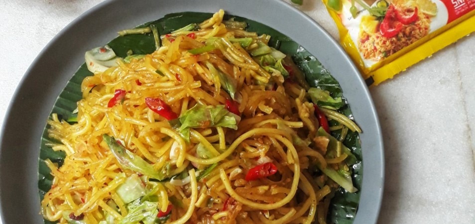 Mie golosor khas Sunda, lengkap dengan bumbu kacang pedas manis, sayuran segar, dan kerupuk renyah