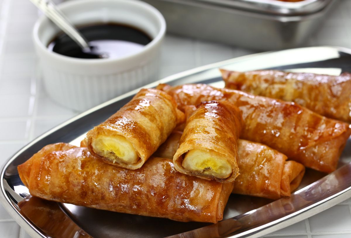 Pisang goreng karamel dengan lapisan gula yang meleleh sempurna, memberikan rasa manis dan renyah di setiap gigitan