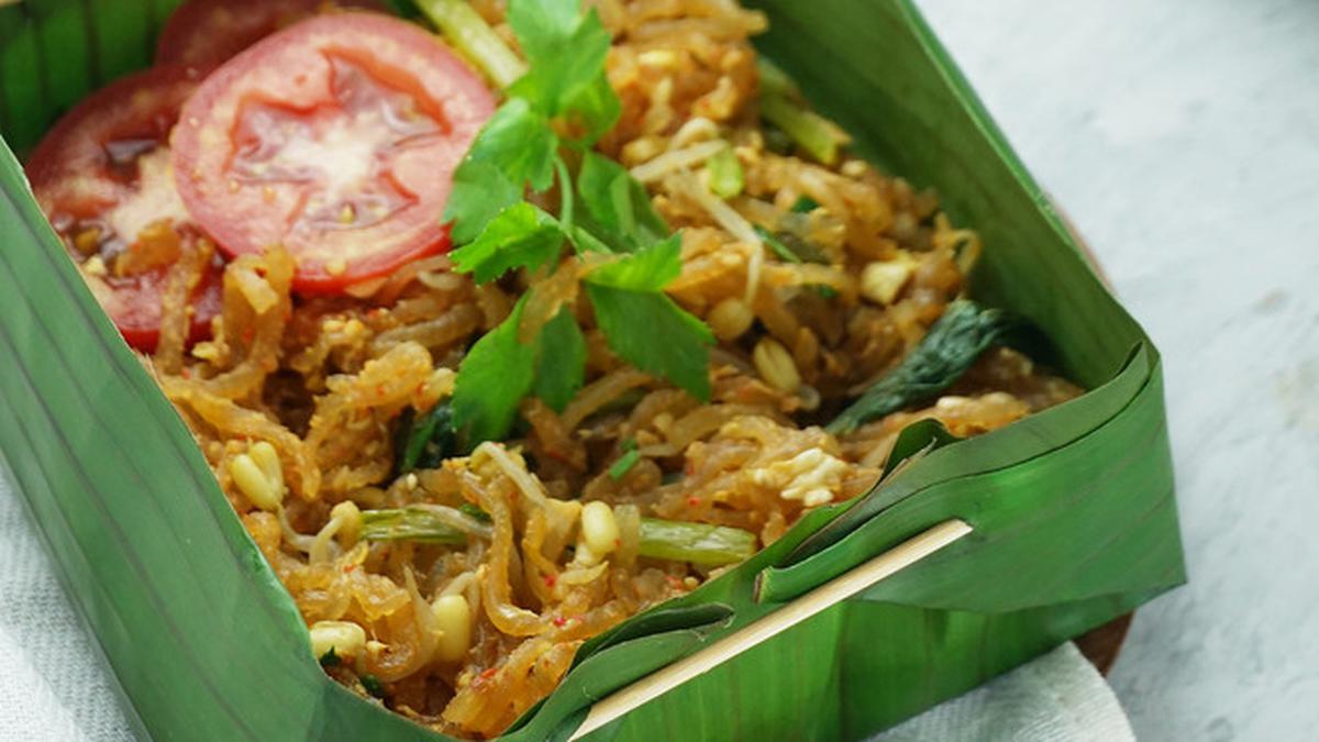 Sagu goreng renyah dengan tekstur keemasan, disajikan hangat bersama taburan cabai bubuk untuk cita rasa pedas gurih