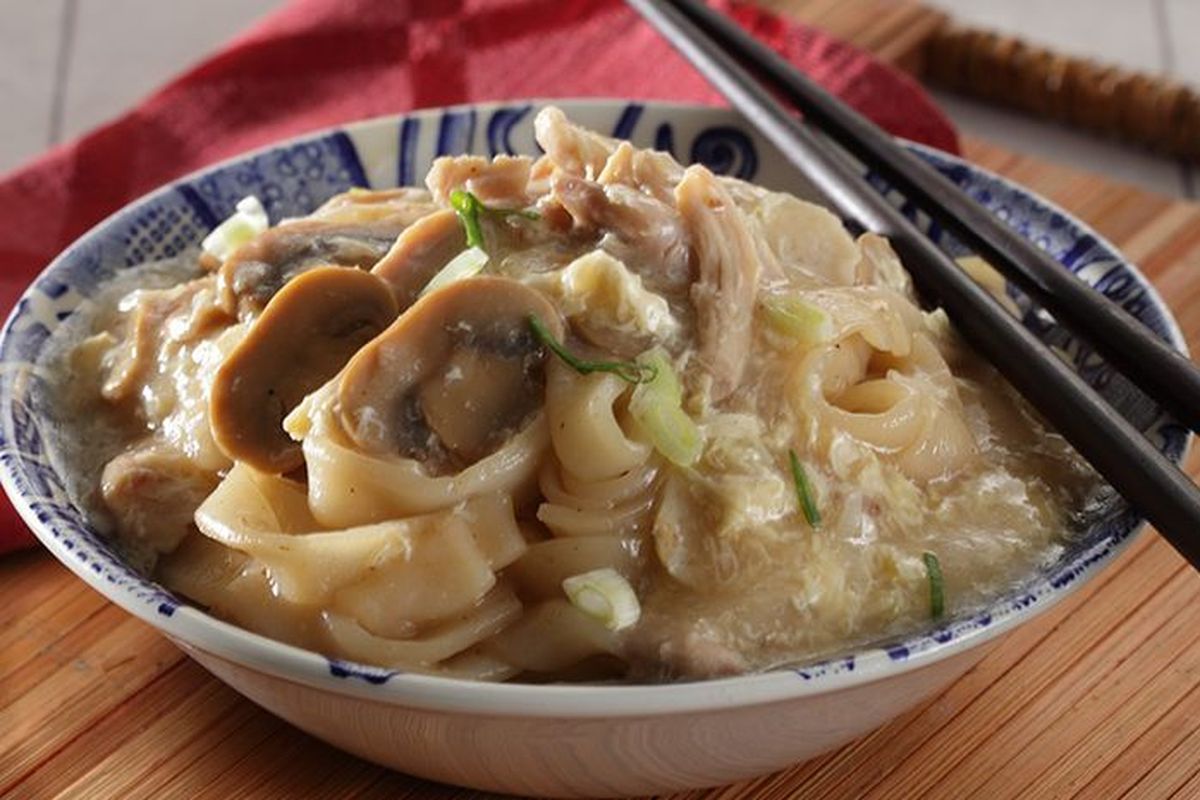 Kwetiau siram lezat dengan sayuran segar, kuah kental, dan tambahan seafood yang menggugah selera