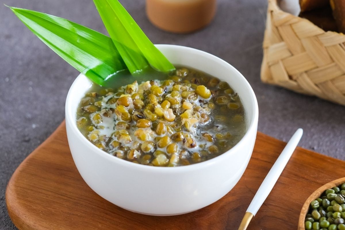 Bubur Kacang Hijau Tradisional: Mangkuk Bubur Kacang Hijau dengan santan kental dan aroma pandan