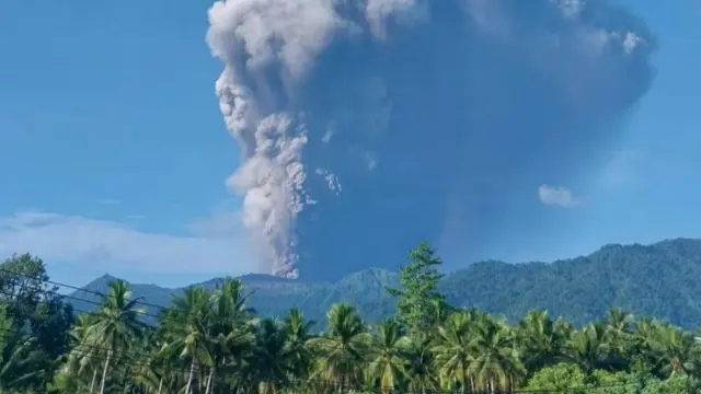 Gunung Dukono Meletus