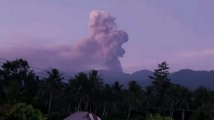 Gunung Dukono Meletus